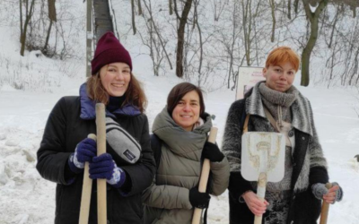 Небайдужі кияни зібрались, аби очистити крижані доріжки неподалік від метро Голосіївська