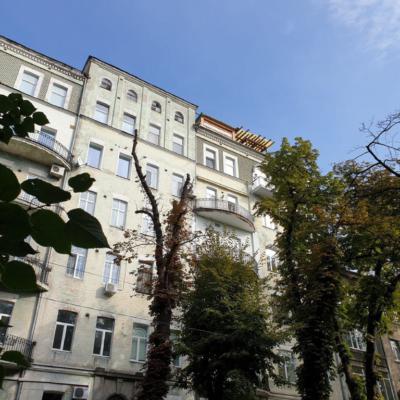 В Киеве продолжают издеваться над старинными зданиями